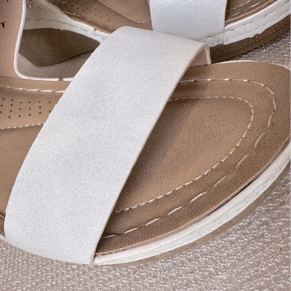 Good Choice Foley White Wedge Sandals with rhinestone accents Size 9.5 No Box